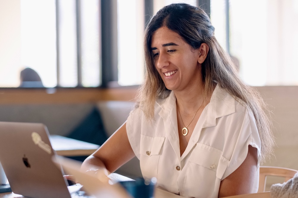 Analytics Consultant works independently